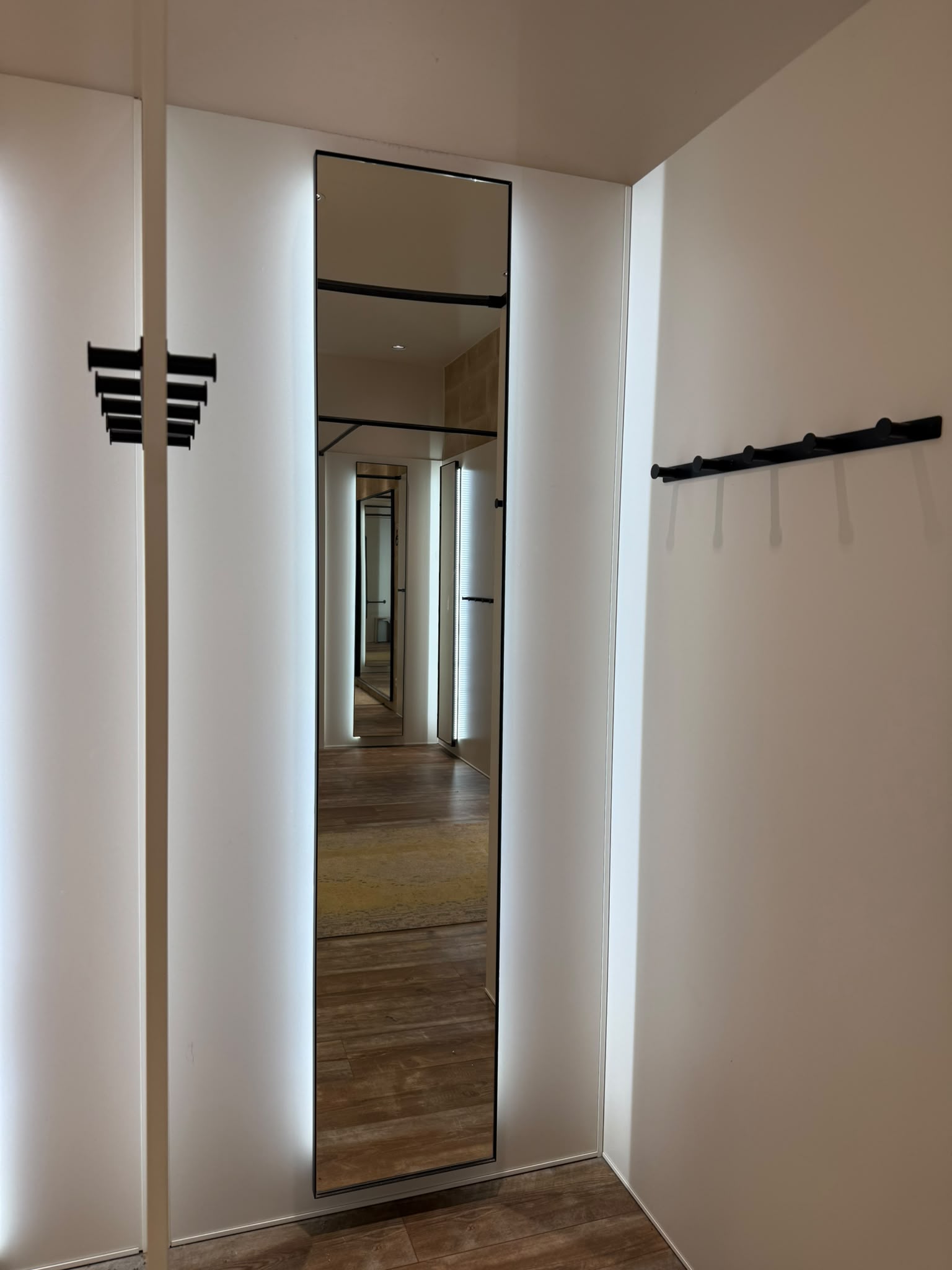 Cabine d’essayage avec miroir LED et patères murales – 100 × 100 × H225 cm