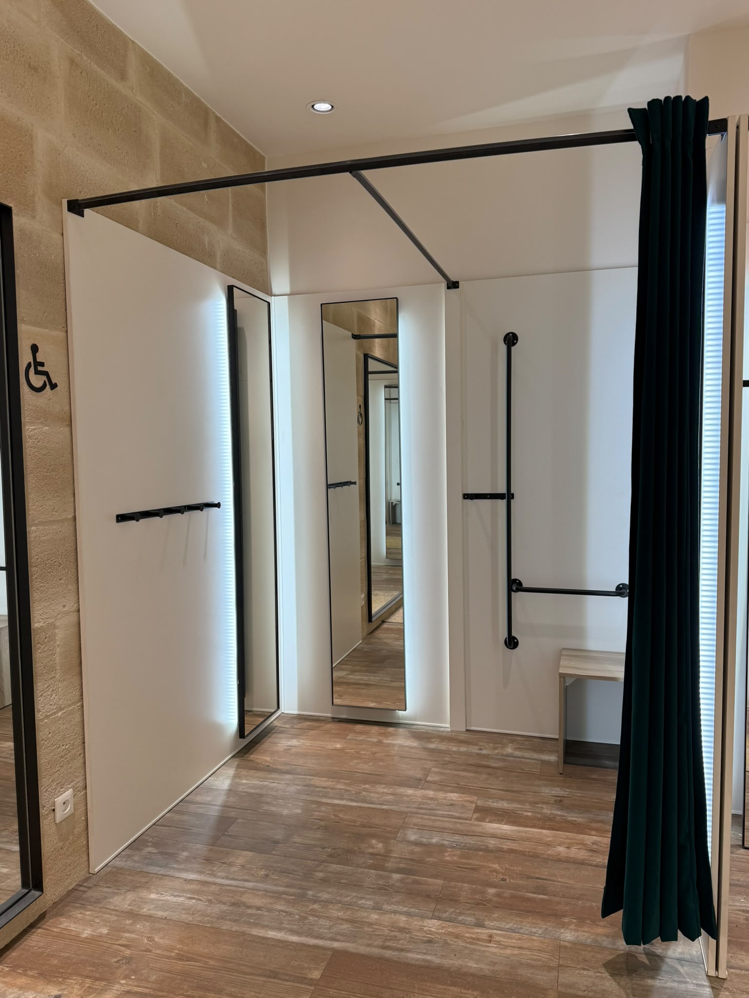 Cabine d’essayage PMR avec miroir LED – 198 × 160 × H225 cm