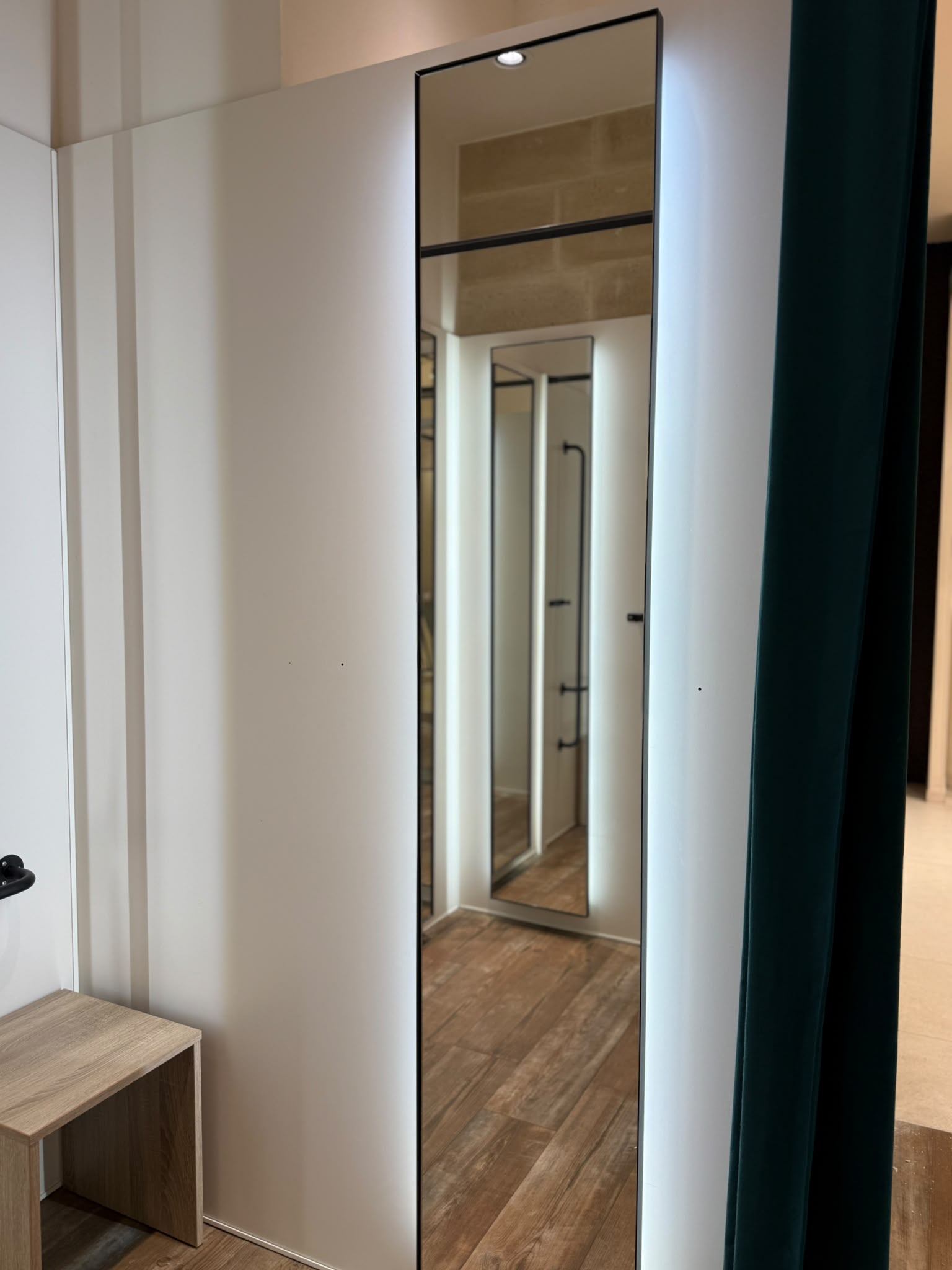 Cabine d’essayage PMR avec miroir LED – 198 × 160 × H225 cm