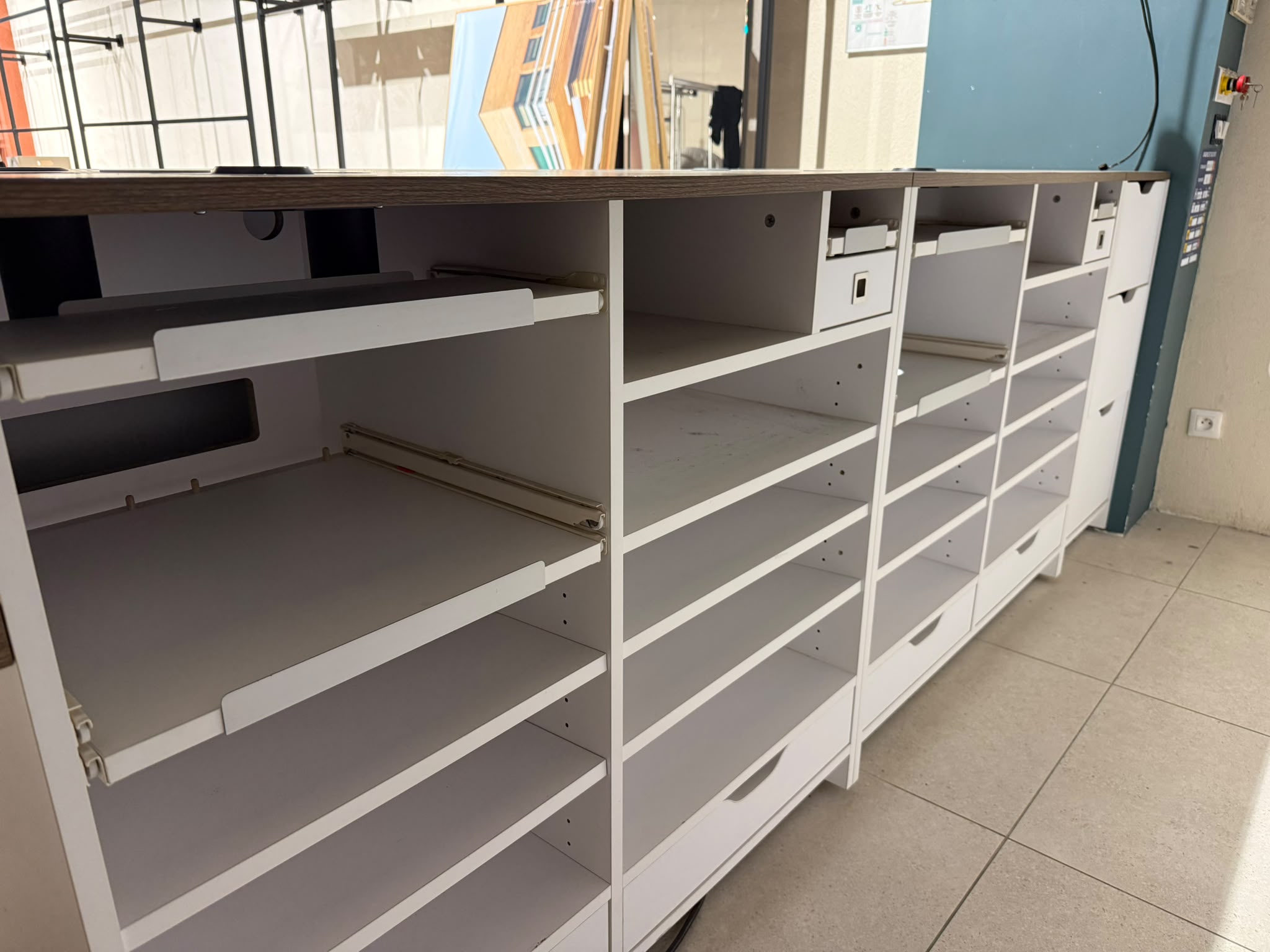 Comptoir de magasin blanc et bois avec module PMR – L3,29 m