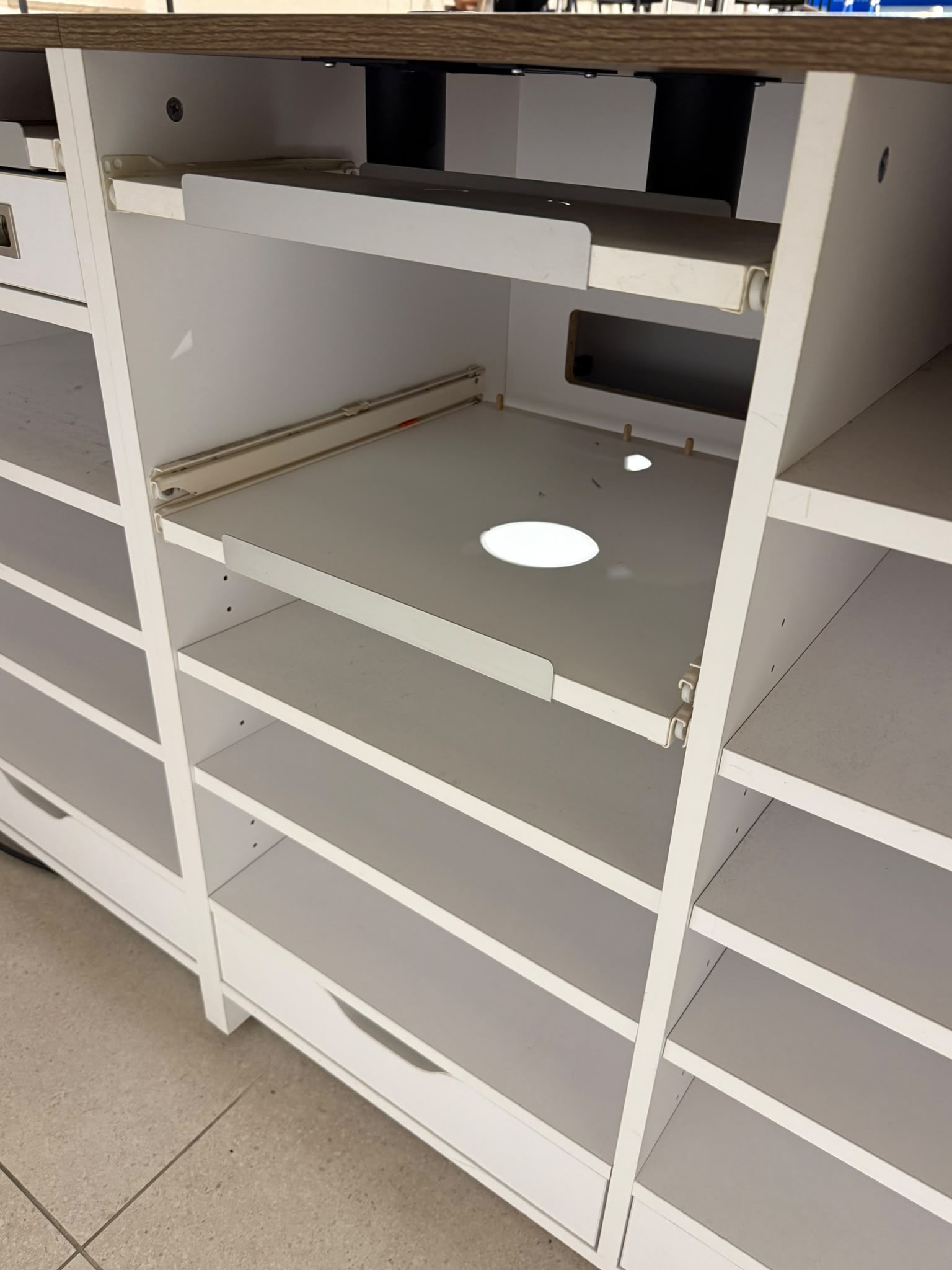 Comptoir de magasin blanc et bois avec module PMR – L3,29 m