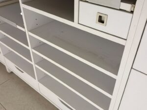 Comptoir de magasin blanc et bois avec module PMR – L3,29 m