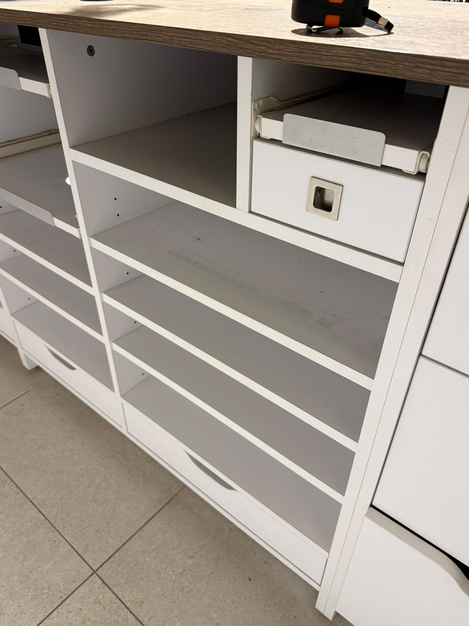 Comptoir de magasin blanc et bois avec module PMR – L3,29 m