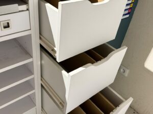 Comptoir de magasin blanc et bois avec module PMR – L3,29 m