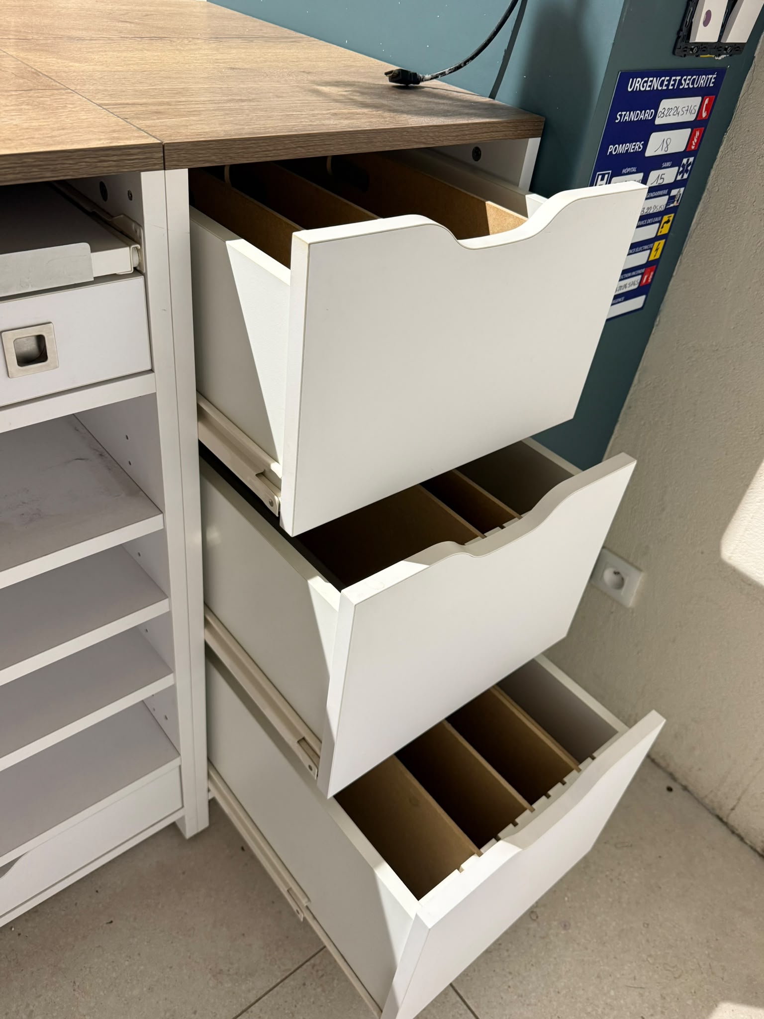Comptoir de magasin blanc et bois avec module PMR – L3,29 m