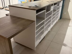 Comptoir de magasin blanc et bois avec module PMR – L3,29 m