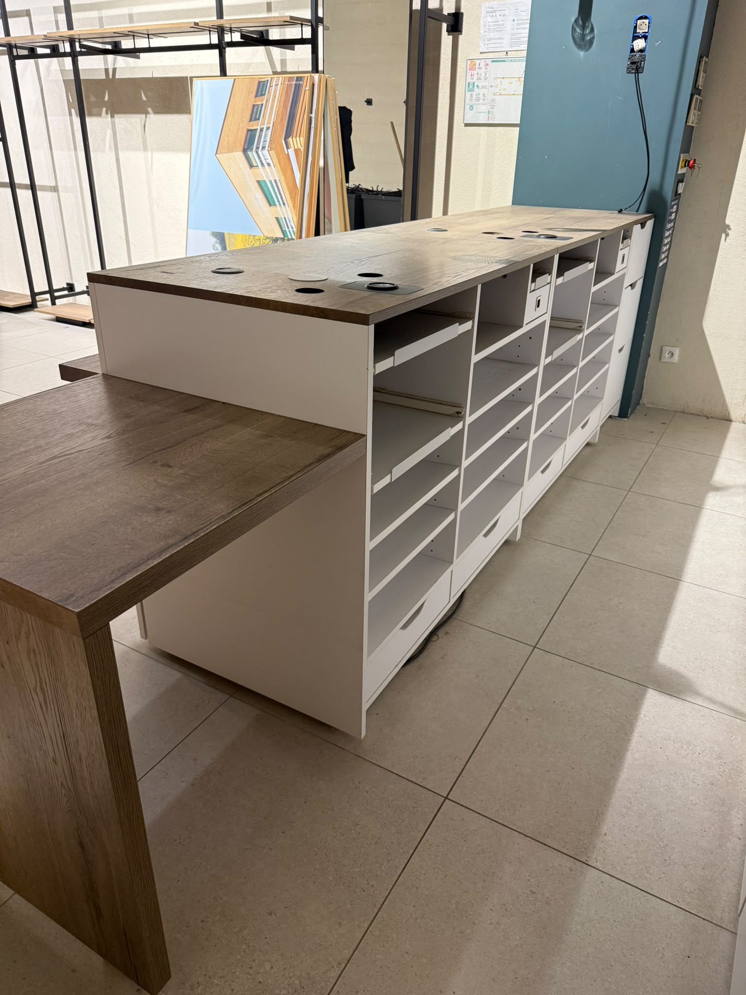 Comptoir de magasin blanc et bois avec module PMR – L3,29 m