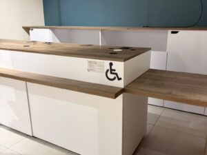 Comptoir de magasin blanc et bois avec module PMR – L3,29 m
