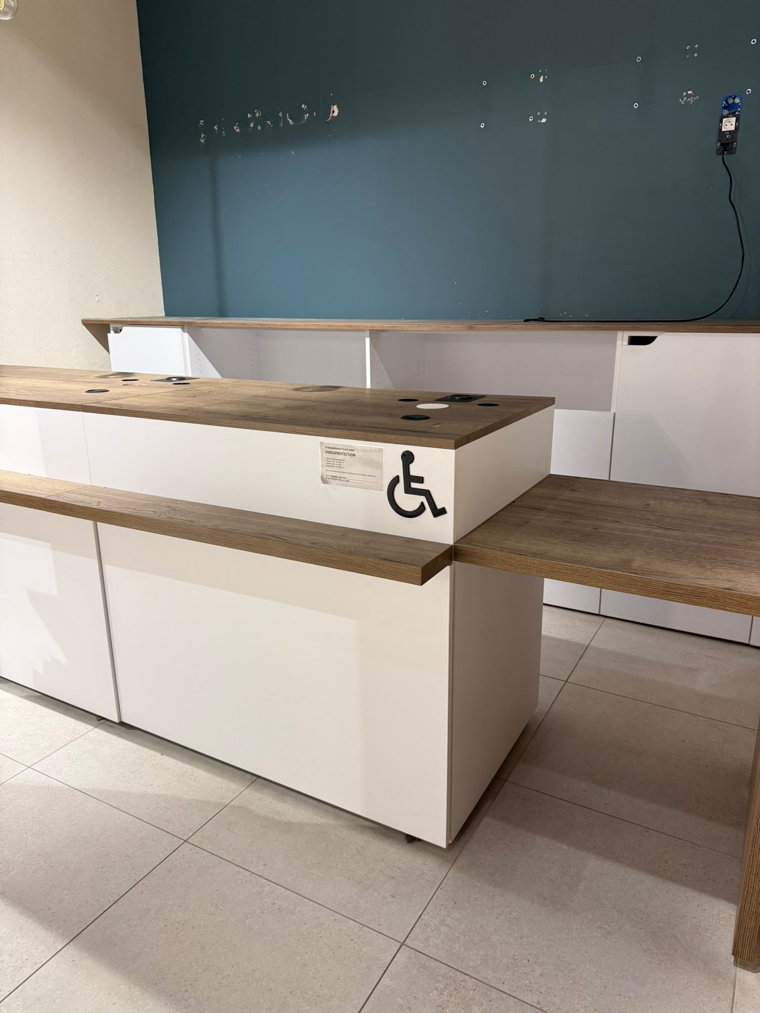 Comptoir de magasin blanc et bois avec module PMR – L3,29 m