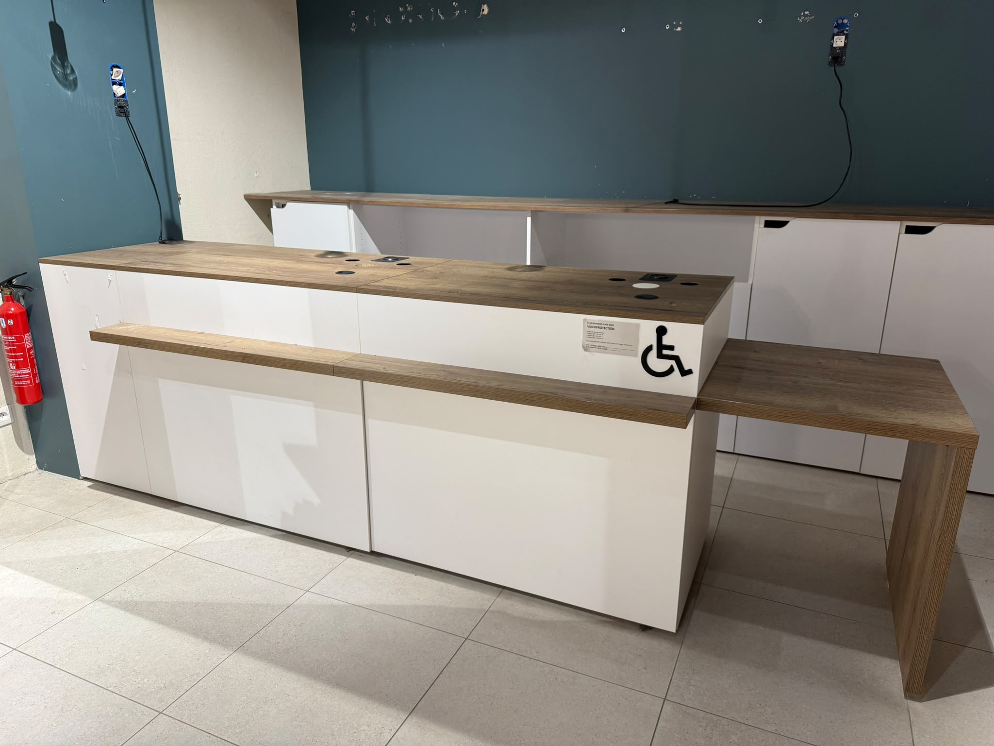 Comptoir de magasin blanc et bois avec module PMR – L3,29 m