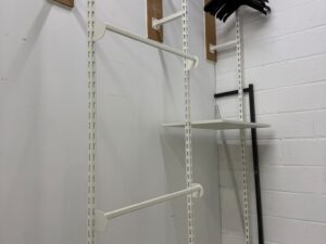 Lot de 2 – Mural de réserve blanc avec barres penderie – H300 cm