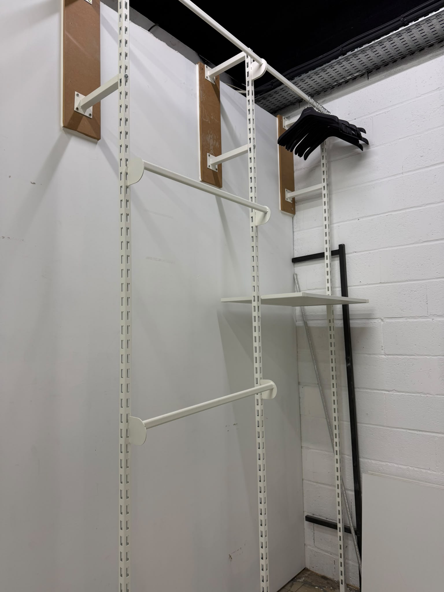 Lot de 2 – Mural de réserve blanc avec barres penderie – H300 cm
