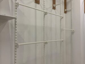Lot de 3 – Mural de réserve blanc avec barres penderie – H300 cm