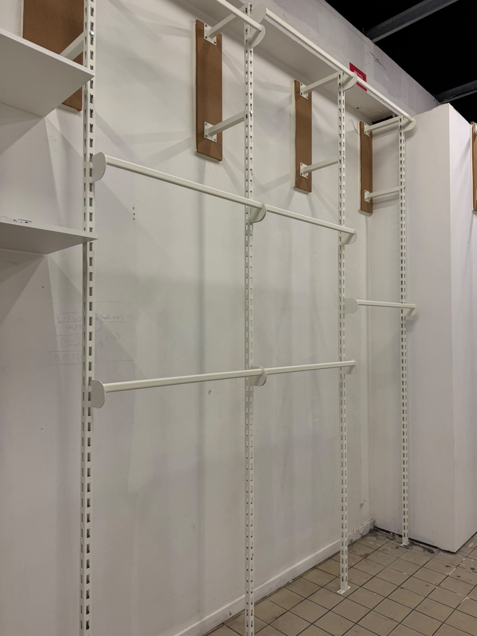 Lot de 3 – Mural de réserve blanc avec barres penderie – H300 cm