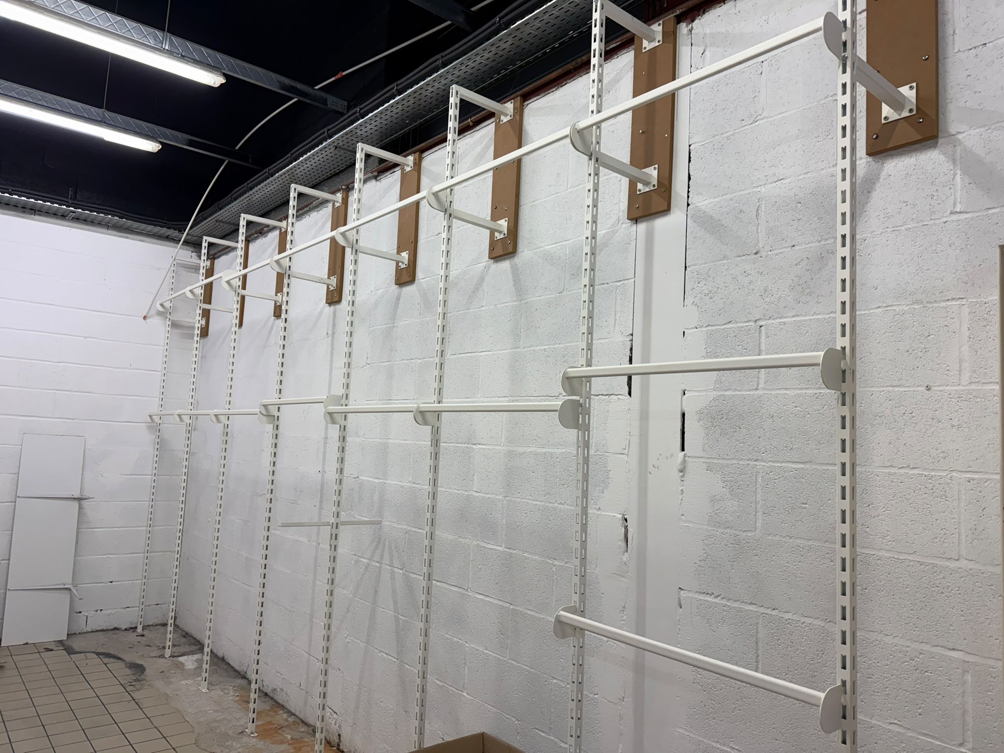 Lot de 7 – Mural de réserve blanc avec barres penderie – H300 cm
