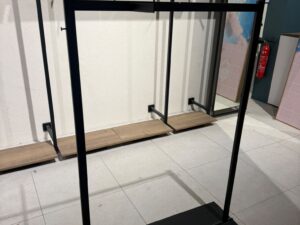 Portant droit métallique noir avec base – L90 × H142 cm
