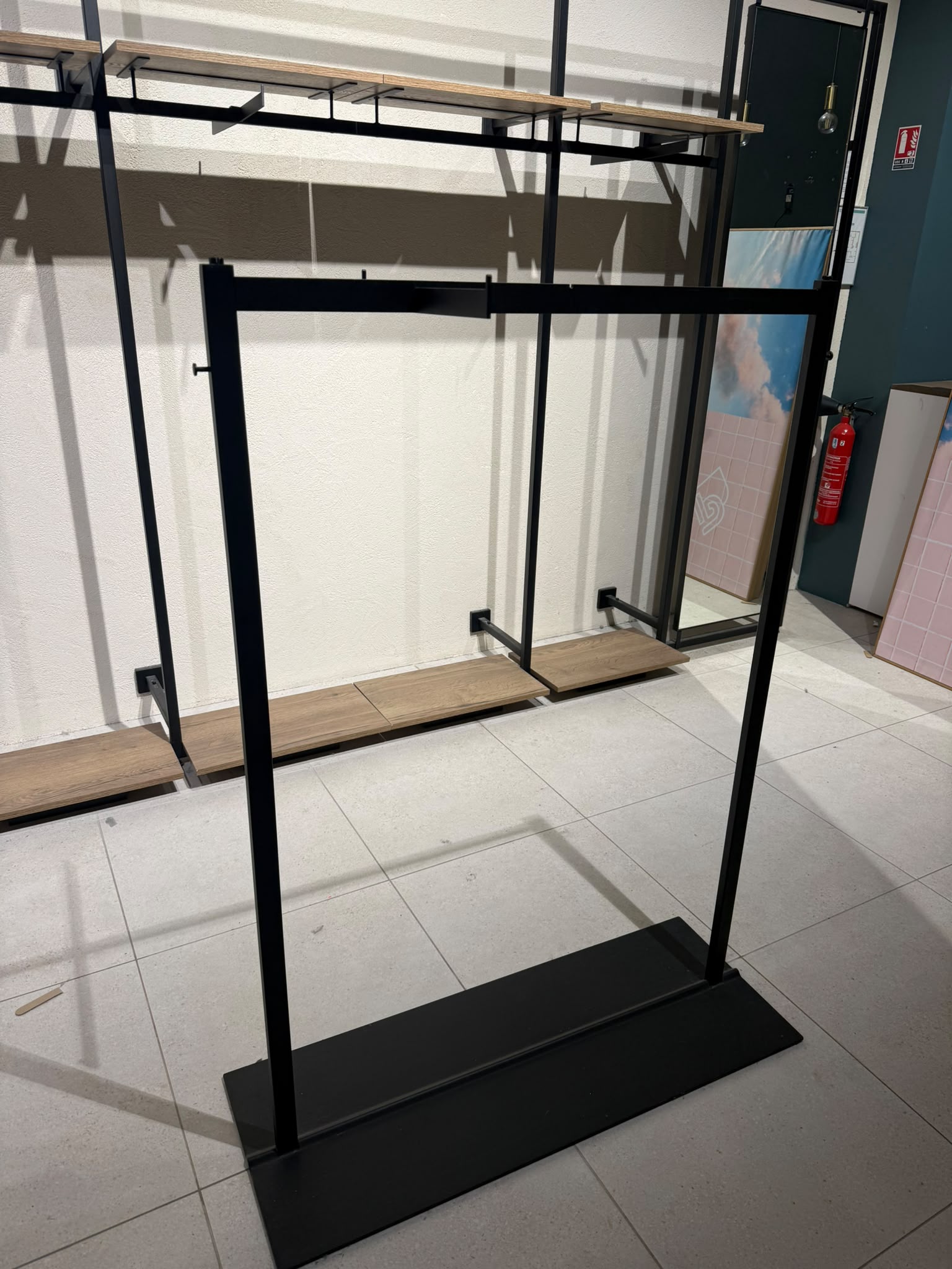Portant droit métallique noir avec base – L90 × H142 cm